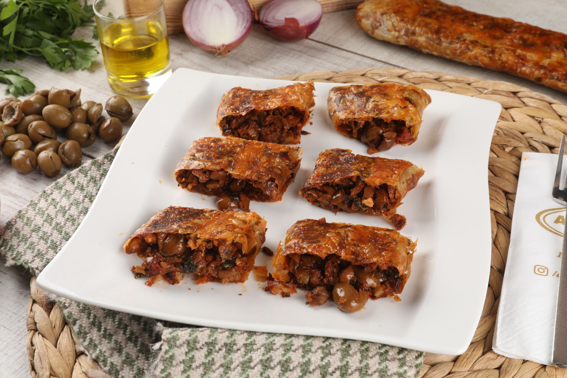 Kol Böreği ( Yeşil Zeytin Mevsimine Göre )